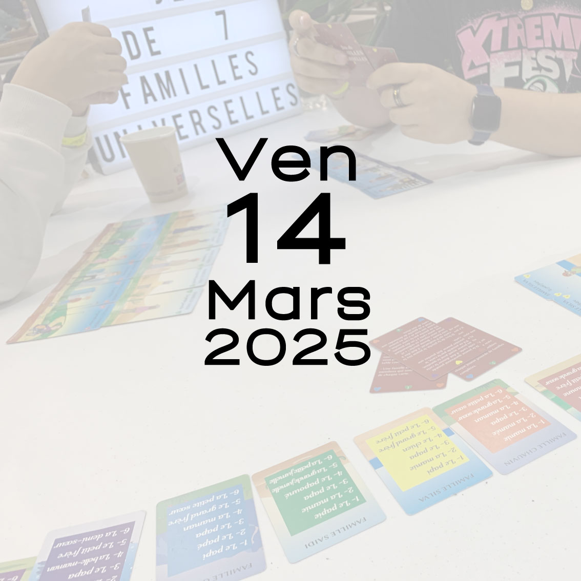 Personnes qui jouent au jeu de 7 familles Universelles